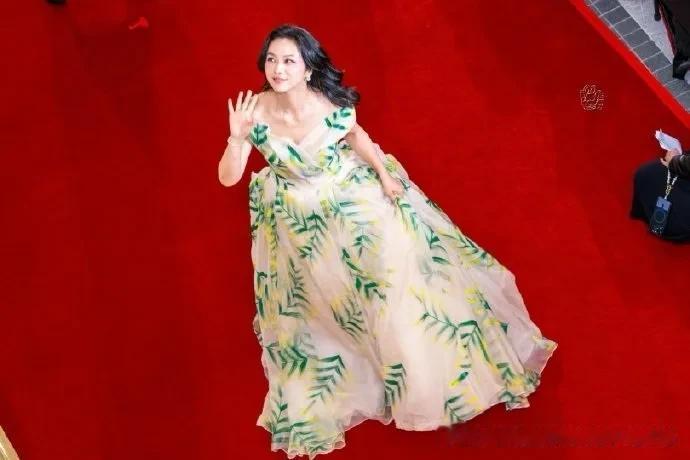 汤唯抬头照居然拍成这样，这是有多自信才敢这样拍！