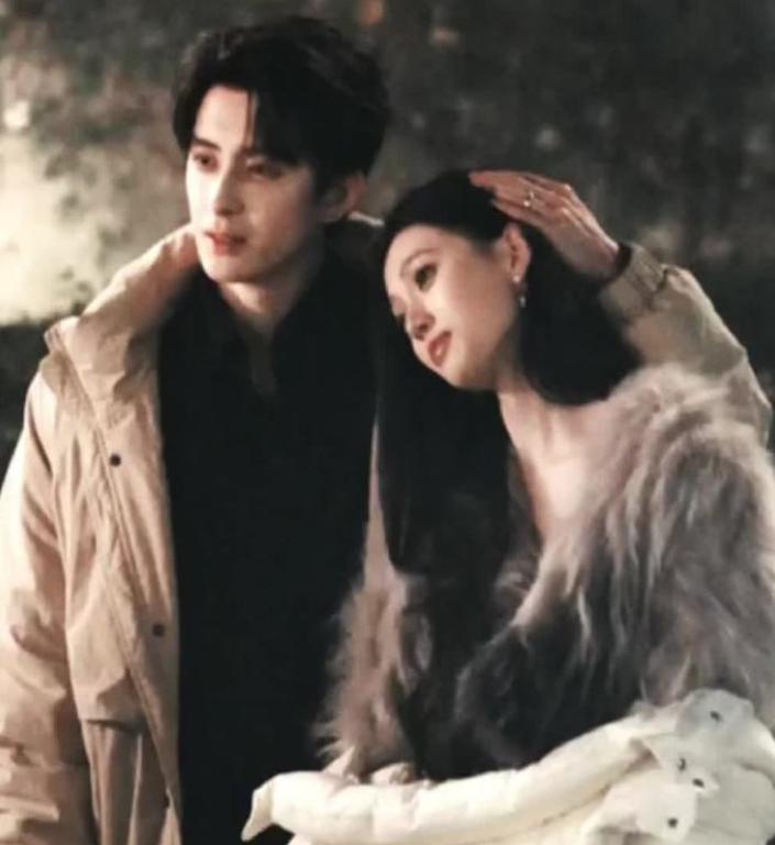 敖瑞鹏《不二之臣》路透太出圈！白衣造型优雅矜贵，女主很熟悉！