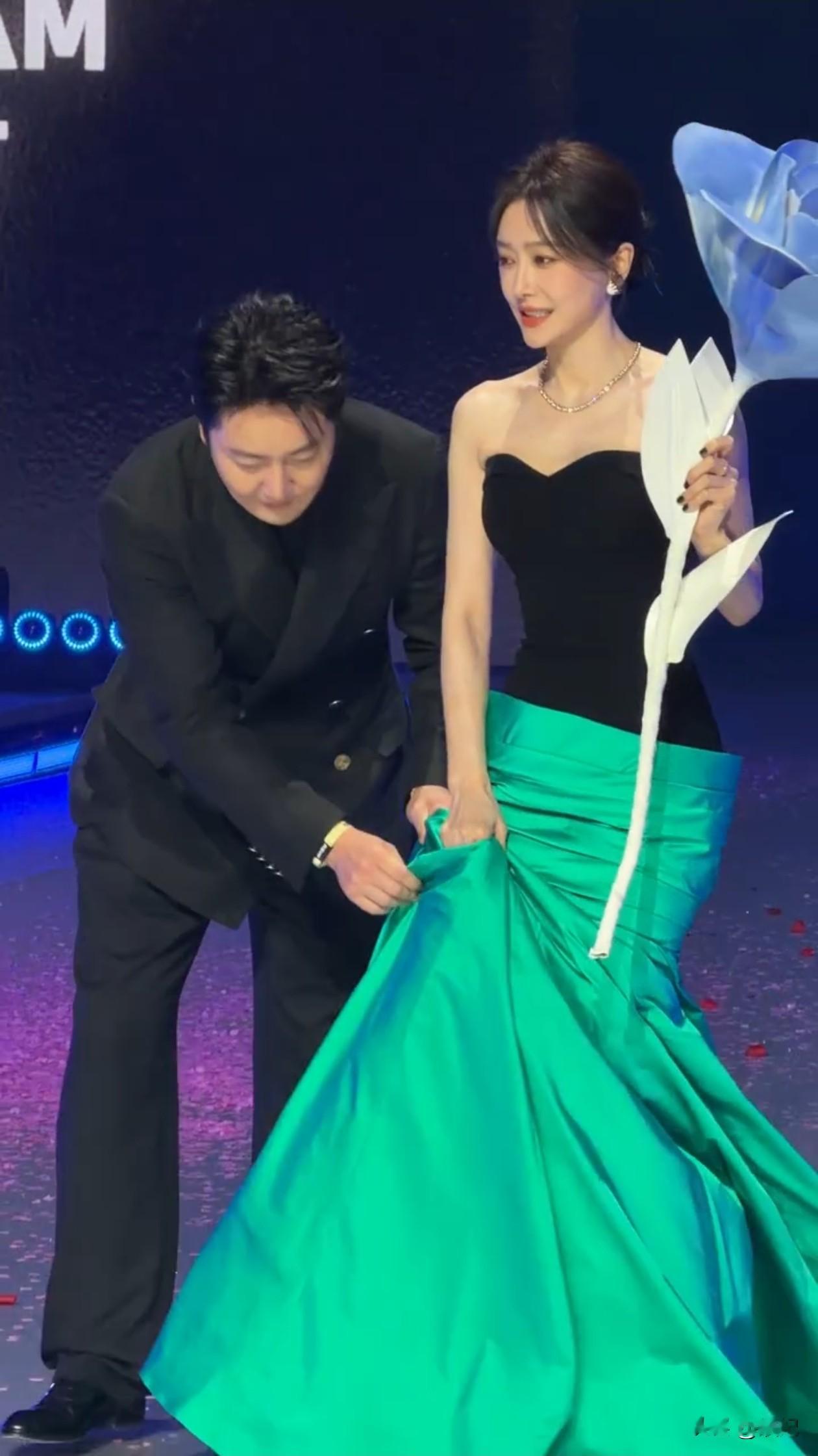 46岁秦岚穿黑绿拼接抹胸裙亮相活动，尽显直角肩，嫩得像28岁