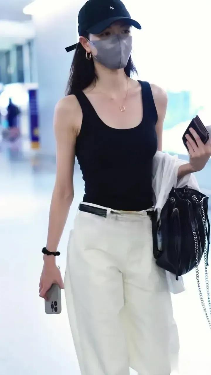 钟楚曦机场造型，黑白基础款穿出高级感，时尚感拉满