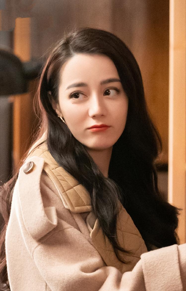 迪丽热巴近照难掩疲态，脸僵眼肿双腿粗壮，不如穿深V的张俪惊艳