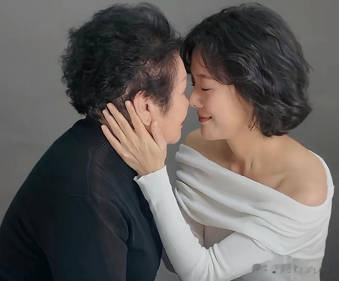 汪涵老婆带82岁母亲拍照,47岁杨乐乐掉泪了,透露从芒果离职原因