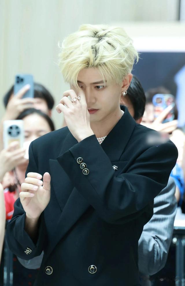 任嘉伦今日上海出席TASAKI活动，金发造型搭配真空西装帅出天际