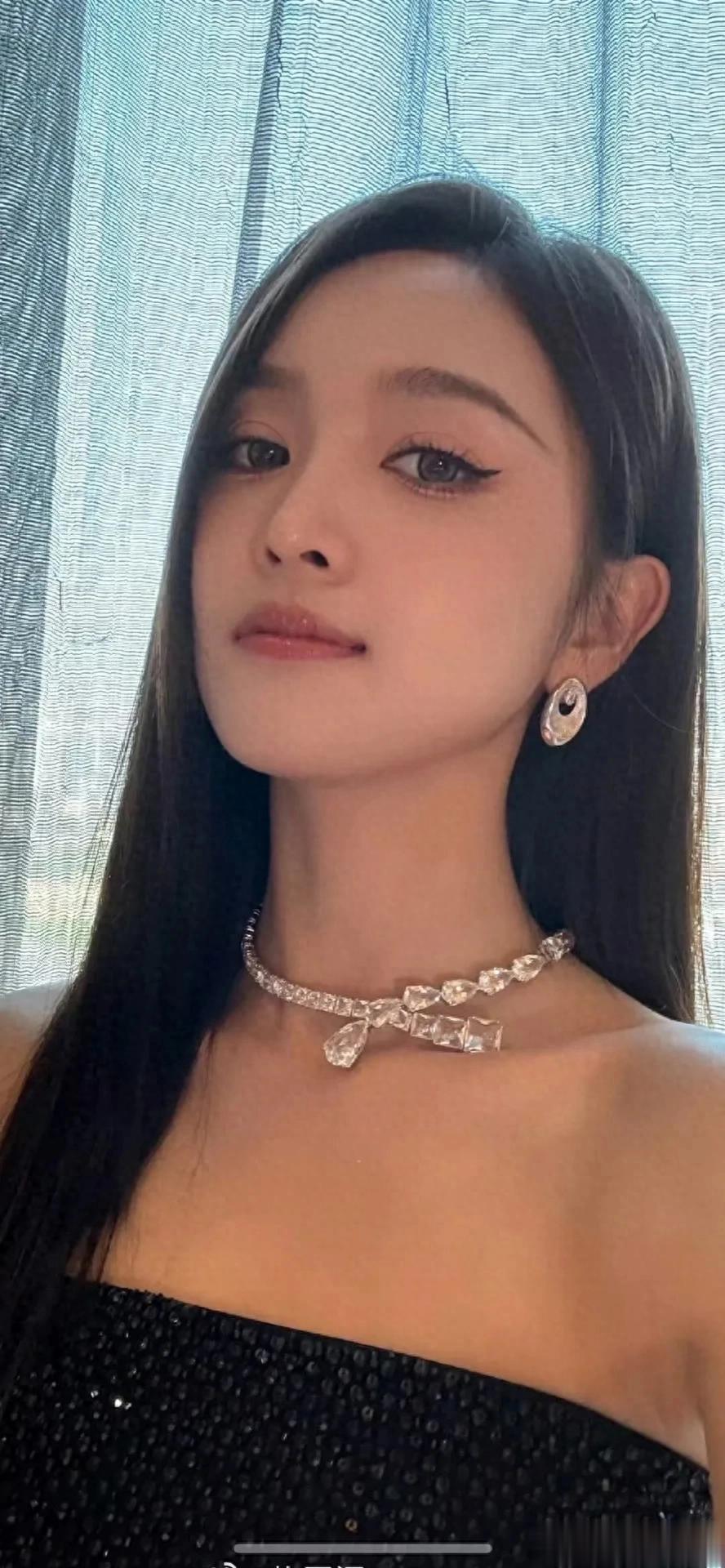 明星高清图片｜吴宣仪，甜飒灵动，明艳亮眼！