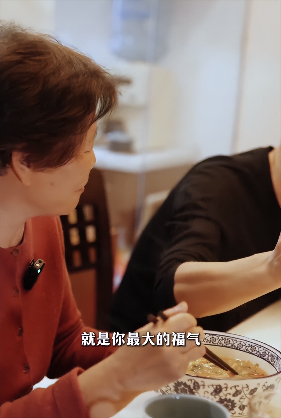 演员孙浩元旦前回父母家吃饭,帮81岁老妈做陕西麻食,57岁还撒娇