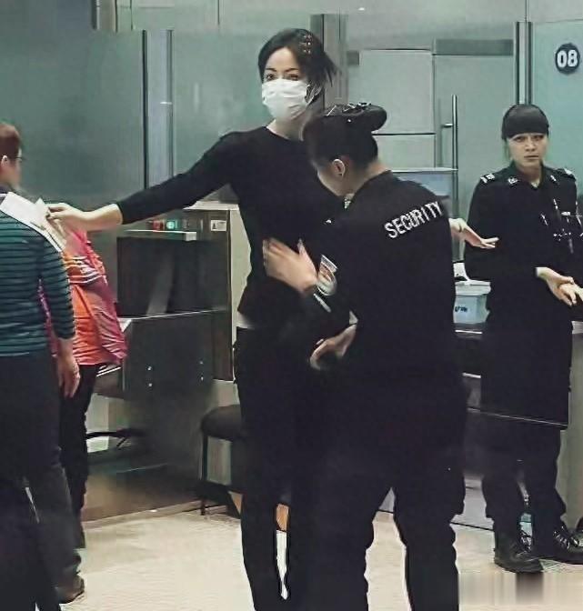 天后王菲素颜过安检被抓拍!身材纤细状态佳,网友:吃了防腐剂?
