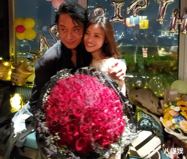 63岁马景涛回绥中祭祖，独自逛早市买一兜爆米花，过着普通人生活