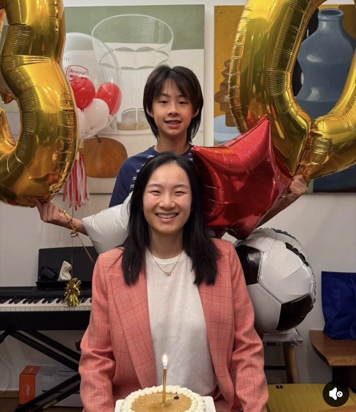 蔡一智为继女过30岁生日，两人都长发披肩样貌相似，继女已改姓蔡