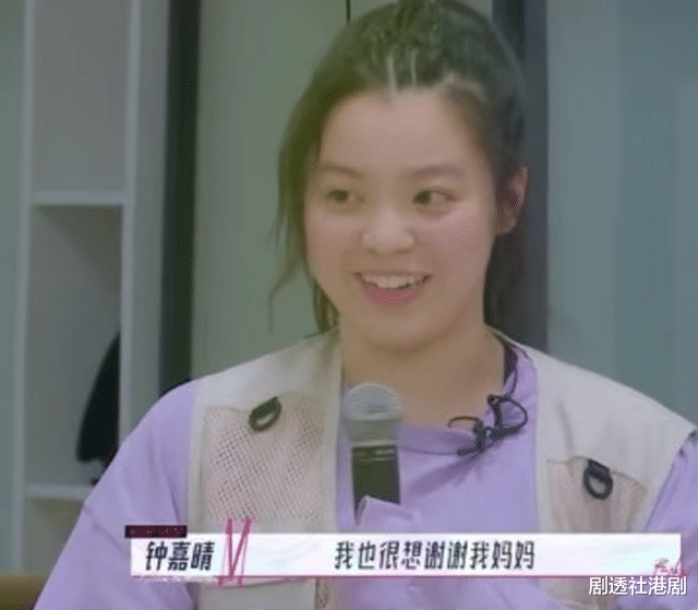 香港知名星二代晒照公开恋情！懒理爸爸与生母矛盾，与继母更亲近