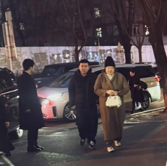 64岁洪晃红毯造型引全网争议,这身“土味”穿搭你敢看吗?