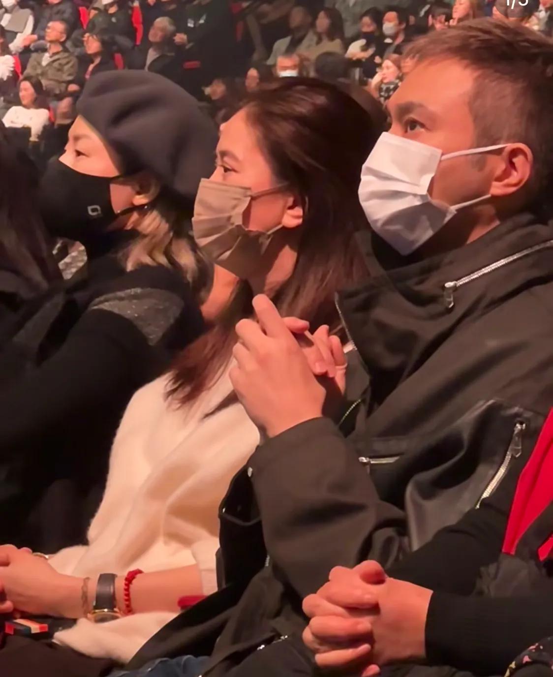 邱淑贞和昆凌坐一起看张学友演唱会,邱淑贞扎高马尾比昆凌漂亮!