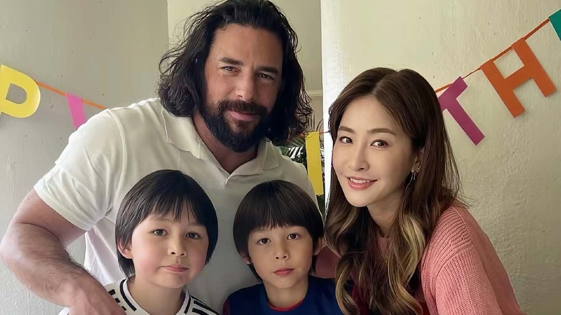 香港知名女星晒全家福，俩混血儿子颜值高，两度原谅外籍老公出轨