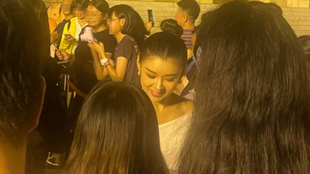 王雷接老婆李小萌下班，穿着迪奥还抹了发胶，两口子都好显年轻