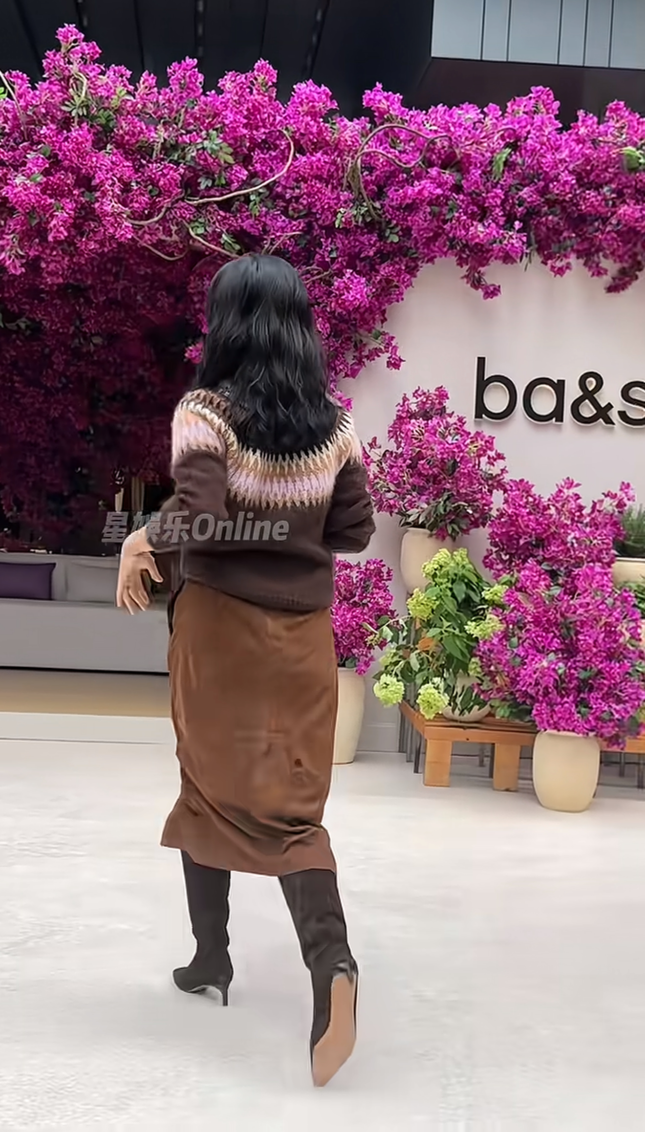 杨采钰产后复出,“丑衣服”难掩风情,何超莲站她身边都不自信了