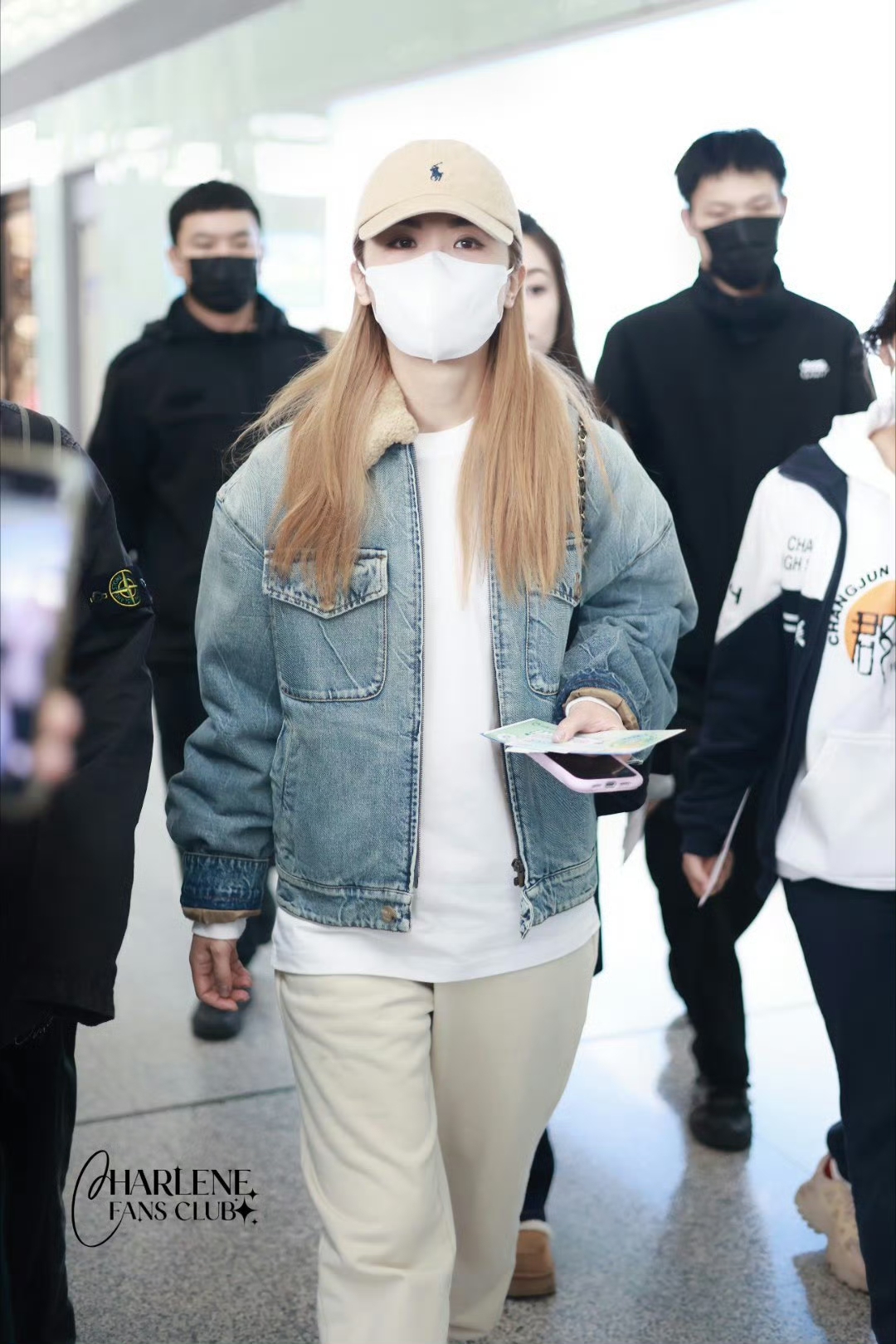 蔡卓妍最新路透，简单私服穿搭好养眼