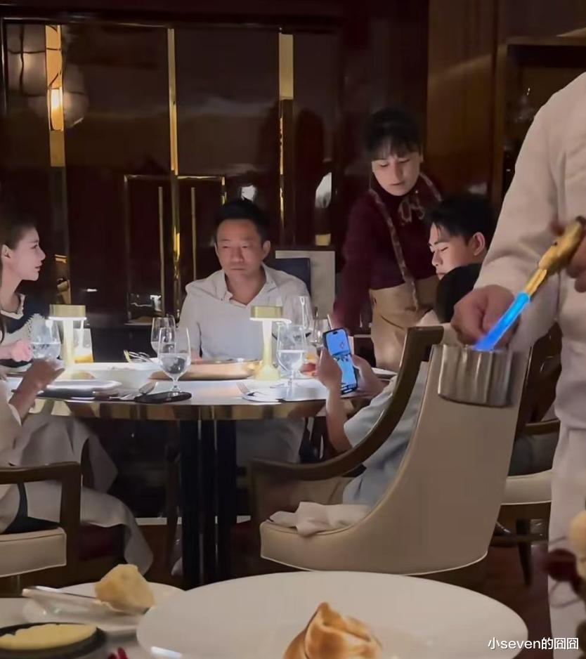 汪小菲一家吃饭被偶遇，汪希箖沉迷于手机引热议，小玥儿很像大s