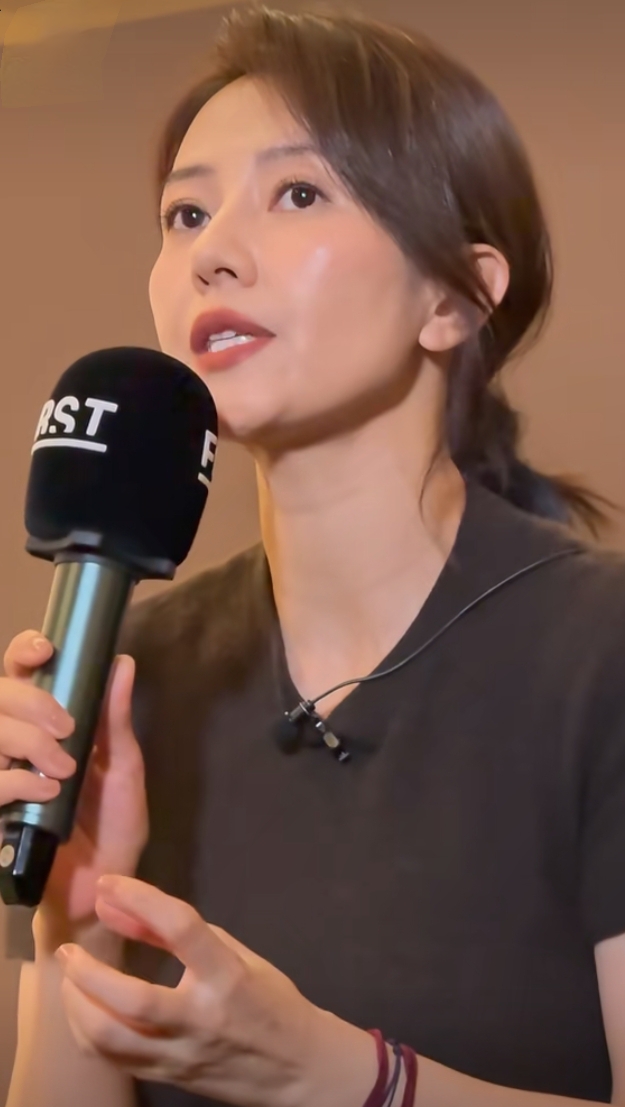 高圆圆出席FIRST活动,深灰短袖搭卡其裤,低马尾造型优雅大方