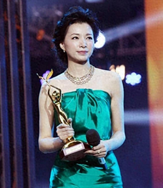 52岁董卿现身上海看网球,皮松肉垮一脸苦相,中年发福丰腴不少。