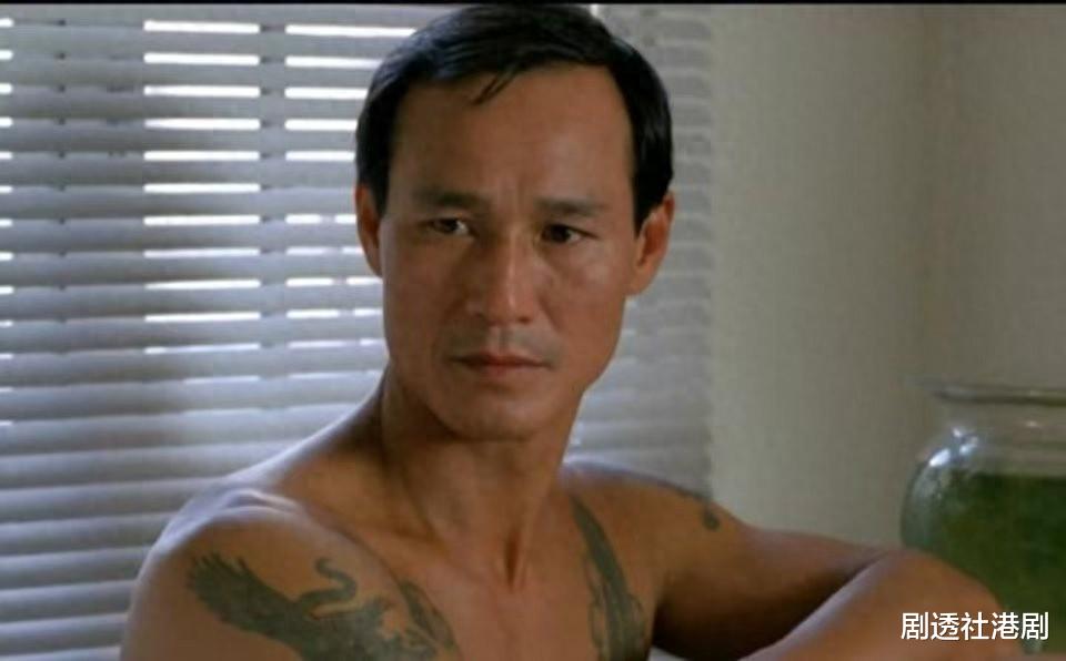 82岁武打影星近况曝光！与好友豪饮红酒气色好，曾两度患癌兼中风