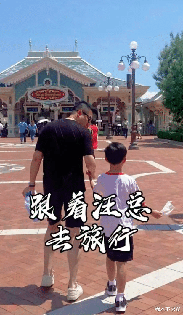 大S儿女终于回北京!汪小菲一家5口齐亮相,小玥儿拘谨小箖箖好活泼!