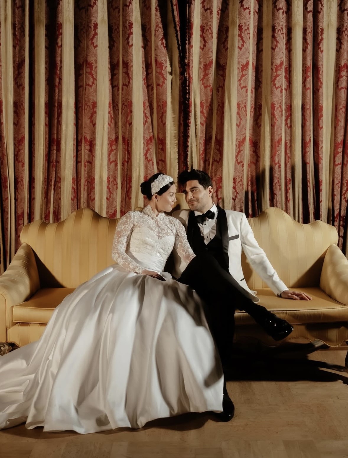 刘家良38岁女儿在国外结婚，家人朋友齐聚一堂，外籍丈夫英俊成熟