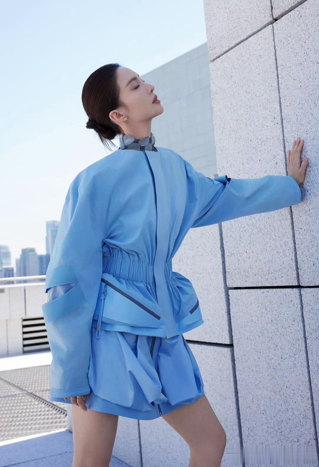 金晨，蓝色高跟短靴，高挑出众好身材 ???