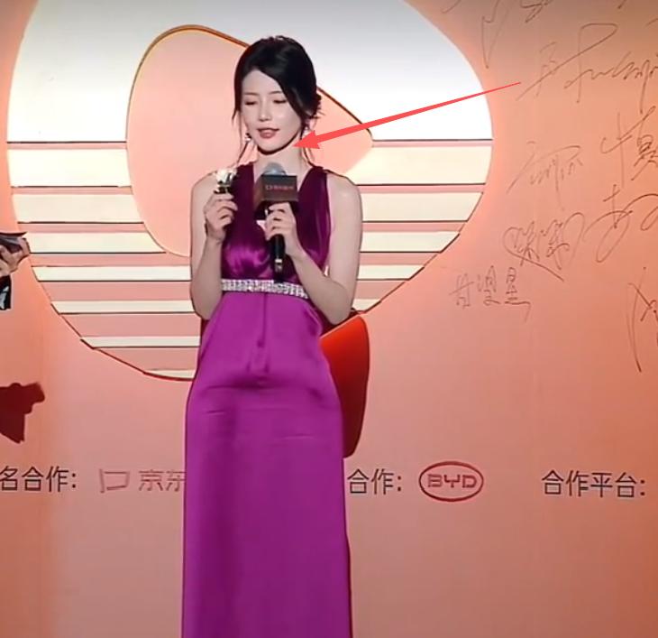 短剧盛典“群魔乱舞”，郭欣宇歪嘴，陈芳彤脸肿，唯有她抗住了