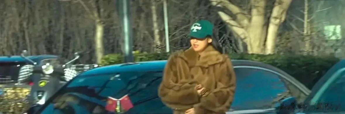 北京街头偶遇孙怡！32岁穿皮草开超跑，素颜状态绝了！