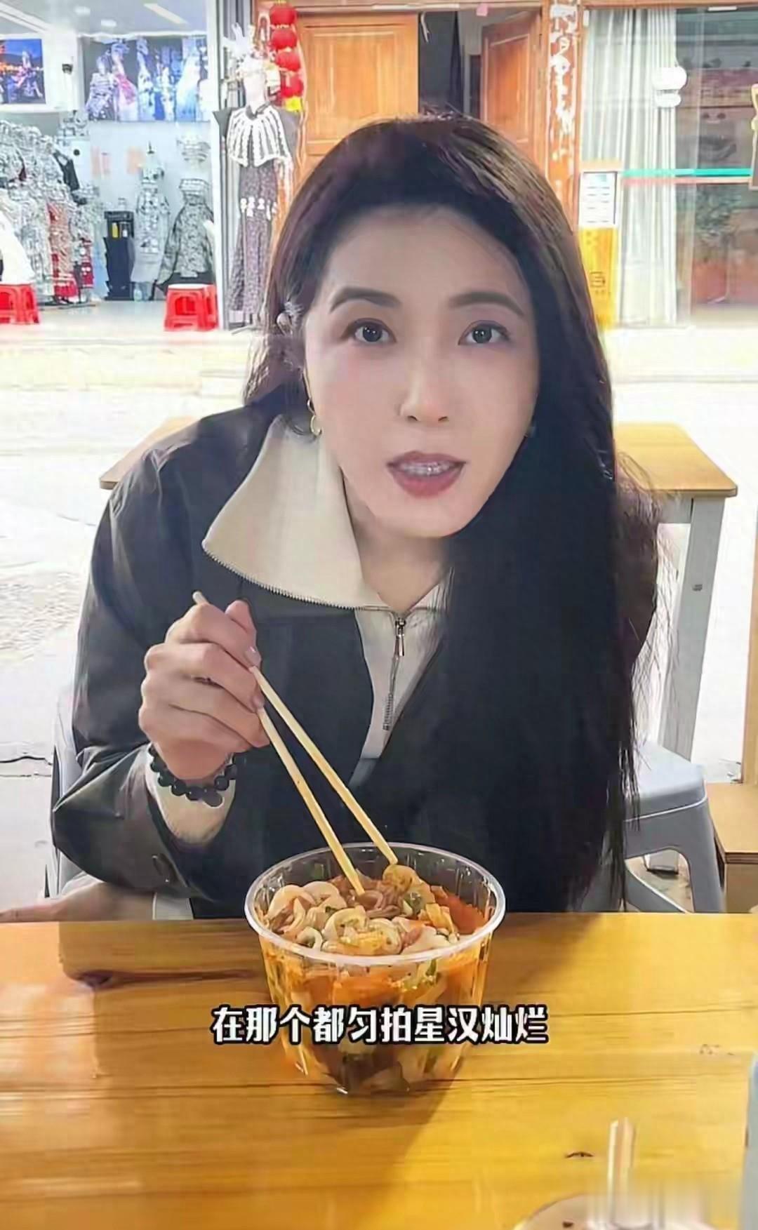 49岁曾黎街边嗦面，大口炫面不矫情，这烟火气我爱了