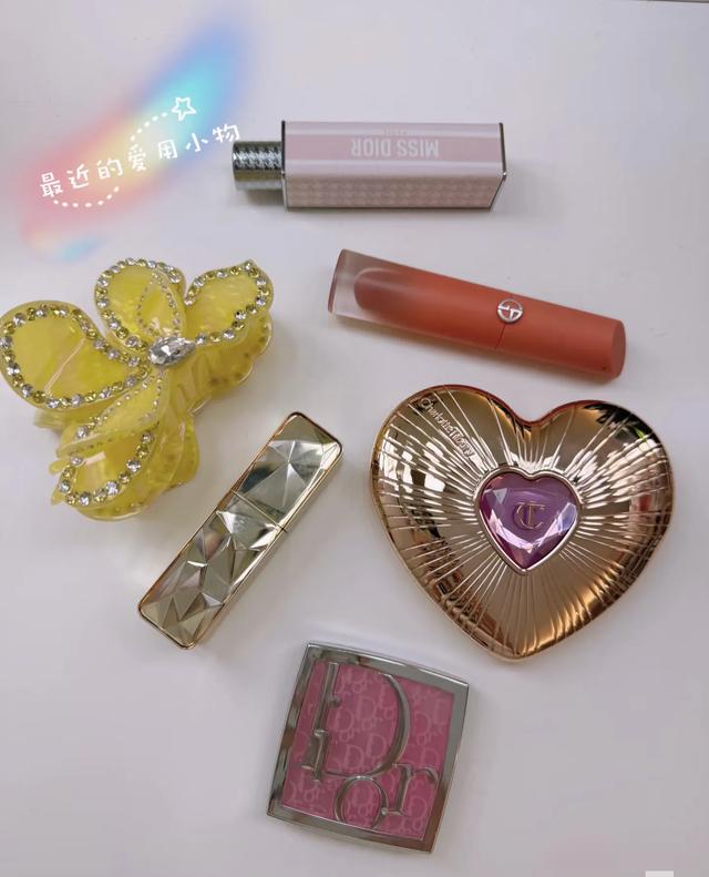 方媛晒孕期日常,穿针织裙孕肚微凸,陪两个女儿玩日常就是买买买