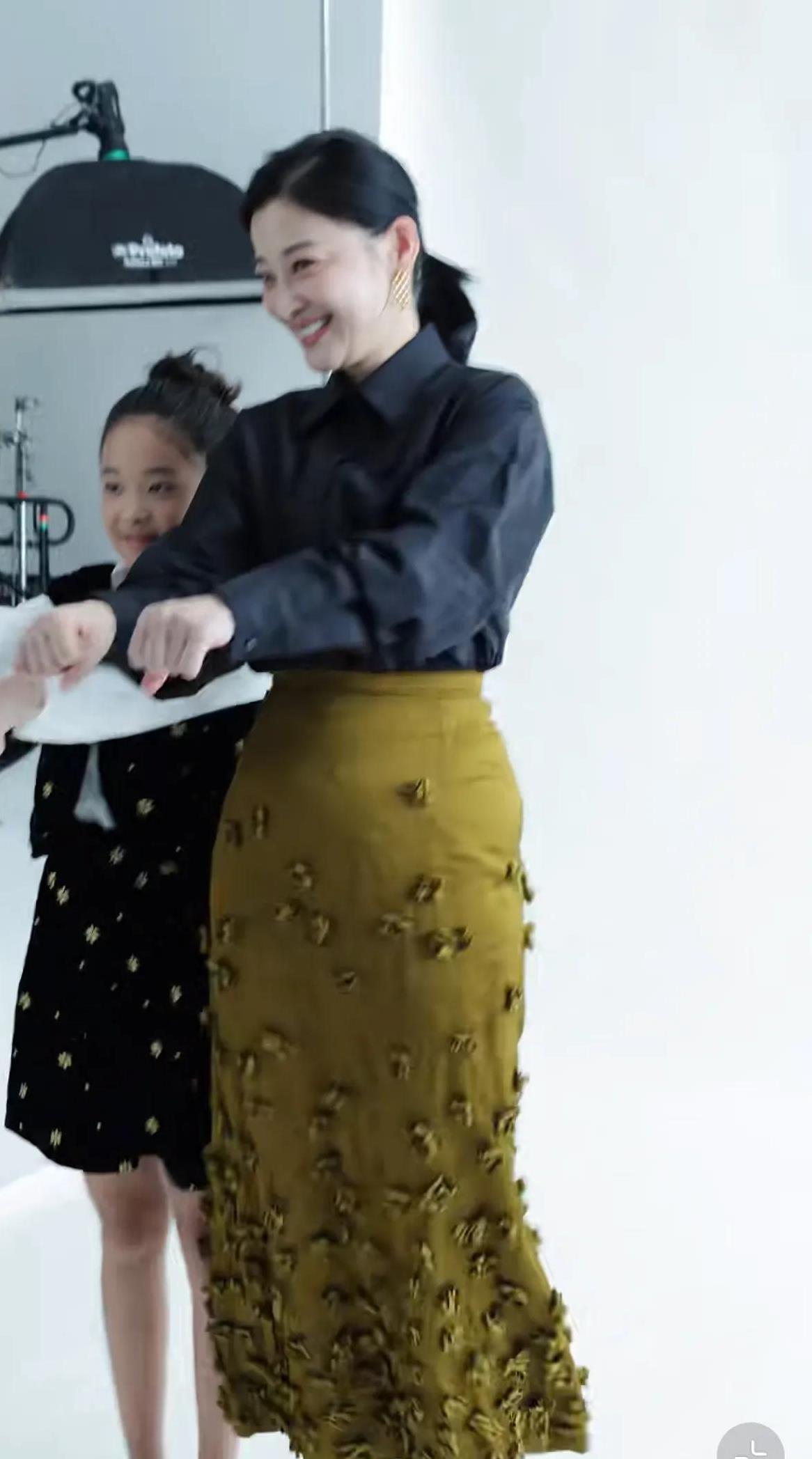 梅婷与女儿庆女神节,11岁萌娃灵气似母,全家福曝光显幸福