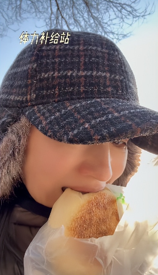 45岁董洁北京街头骑行,穿1万7羽绒服在大街吃肉串,人小能吃