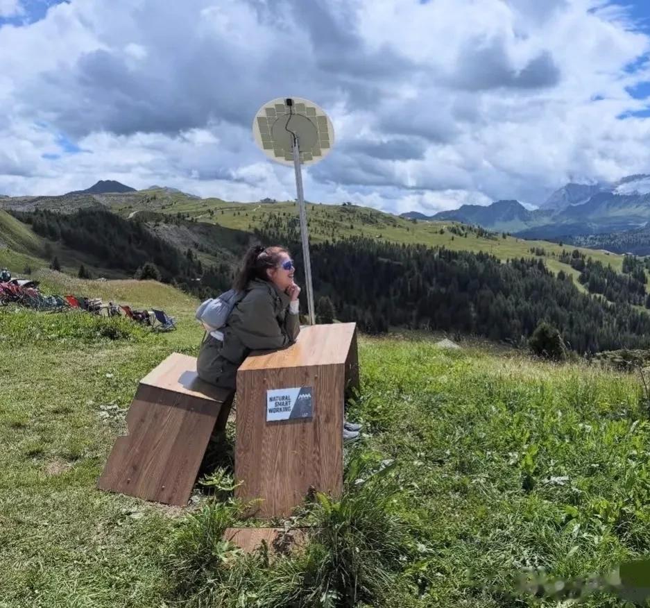 京东老板娘章泽天去徒步爬山,扎着马尾穿深绿色防风服,状态绝了