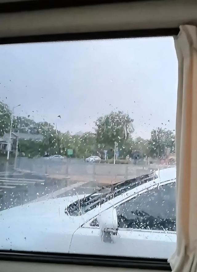 萧敬腾夫妻在苏州,突发暴雨被困车内,51岁林有慧皮肤紧致不显老