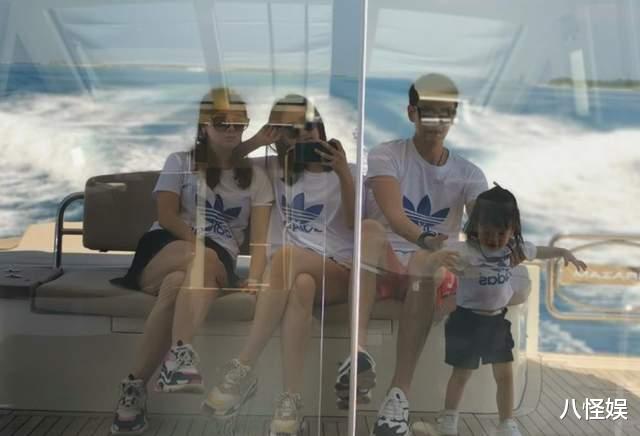 经超夫妇现身机场,小李琳瘦好多看着更年轻,再没人说俩人像母子