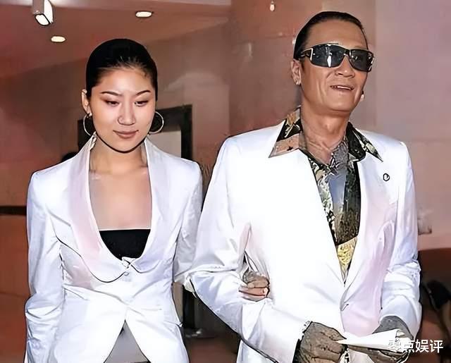 89岁谢贤坐轮椅显老态,曾风流半生,幸有谢霆锋护晚年