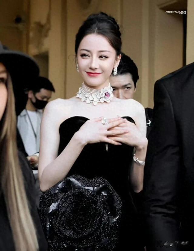 迪丽热巴亮相高级珠宝展,红唇盘发配黑丝绒裙高贵优雅的赫本公主