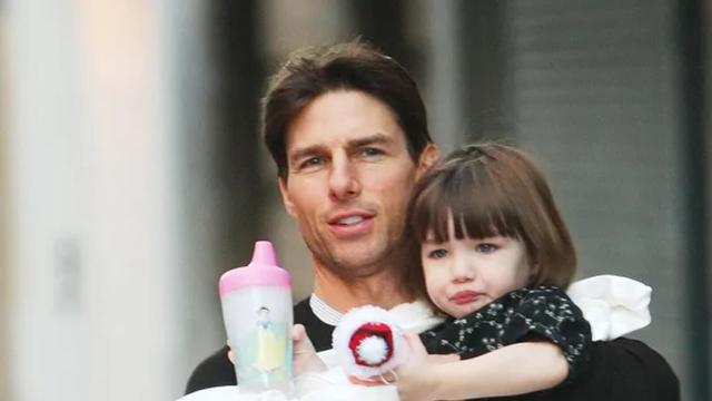 63岁阿汤哥与小27岁女友热恋,女方坦言想当妈,网友:不可能任务