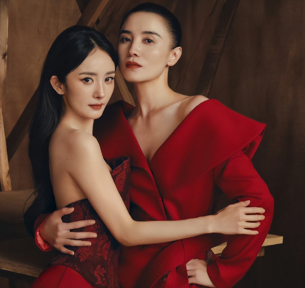 香港金九合照暴露咖位：倪妮宋佳靠边，杨幂侧身让位，c位没悬念