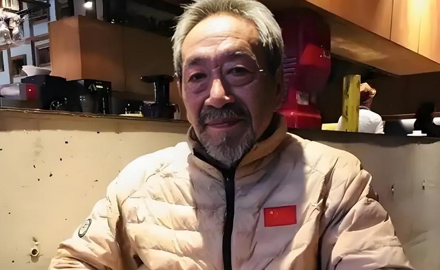 78岁王奎荣,一头白发,与小37岁娇妻一起,抚养年幼子女