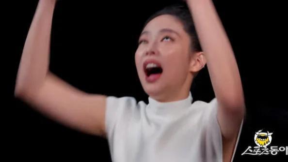 Jennie辣到飙泪狂喊“英语听不进去了”，贡献出圈表情包