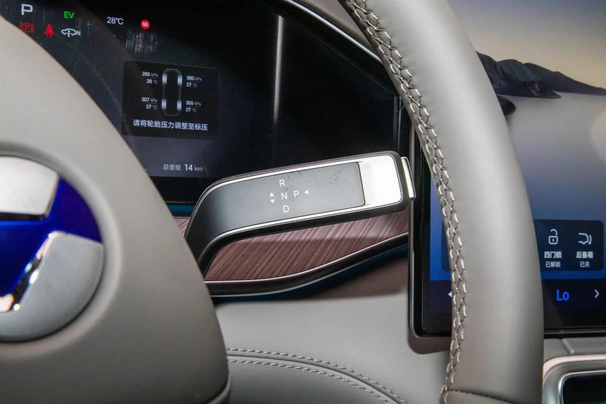 试驾2026款腾势N9,全系标配易四方、2.0T插混,上新五色惹人爱。