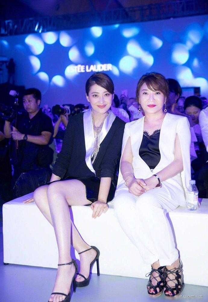 48岁梅婷新剪了波波头年轻10岁,穿毛衣配阔腿裤,美得像换了个人