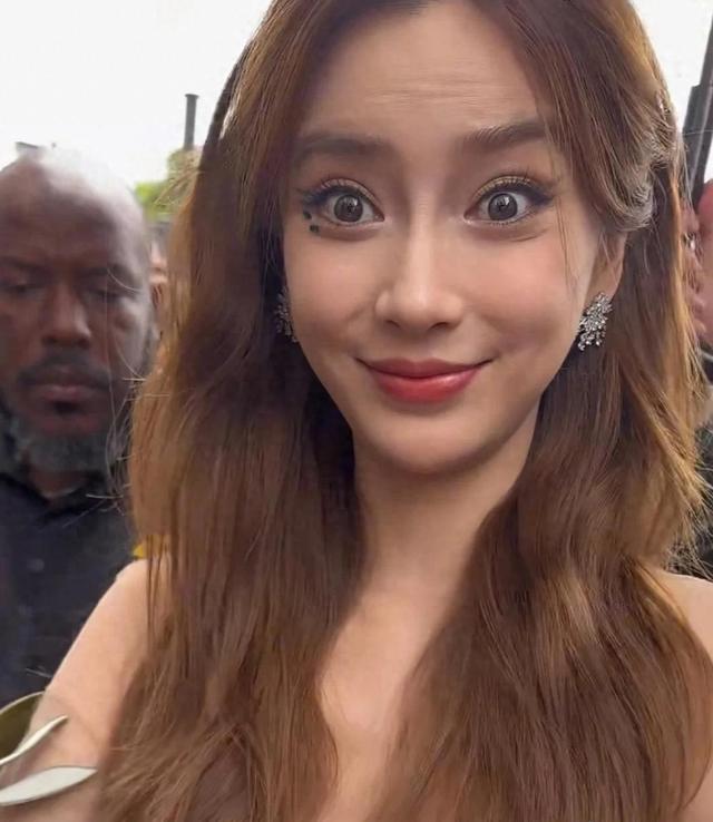 baby现身巴黎高定时装周！故地重游穿过季礼服，腰臀比是自信筹码