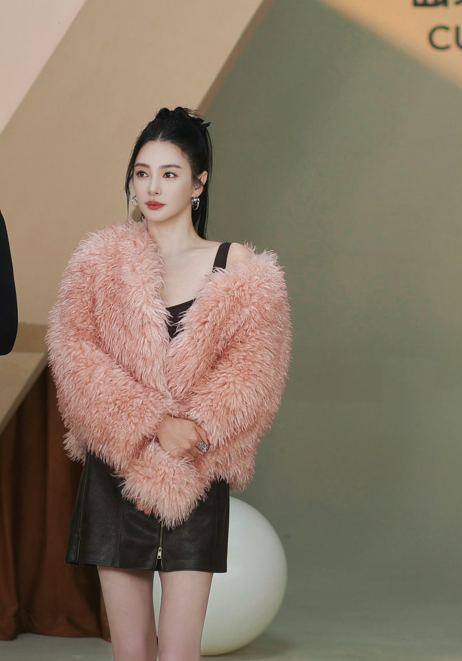 张雨绮，皮草露大长腿，又辣又甜