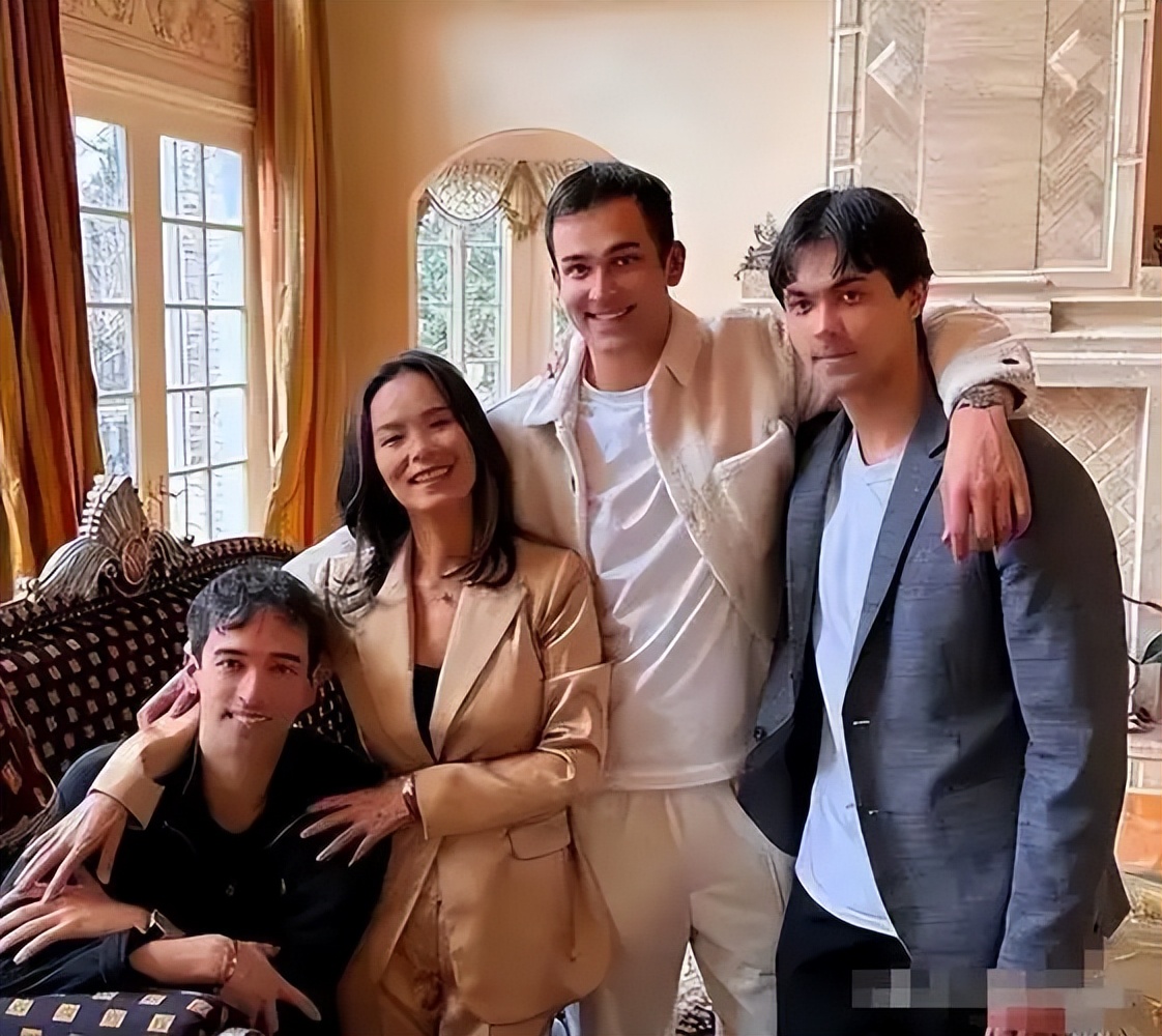 62岁韦唯现状:脊柱断裂已恢复,前夫已死,两个混血儿子回国相伴