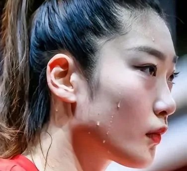 李梦最新社交动态，疑回应宫鲁鸣花里胡哨指责，牵扯童年往事