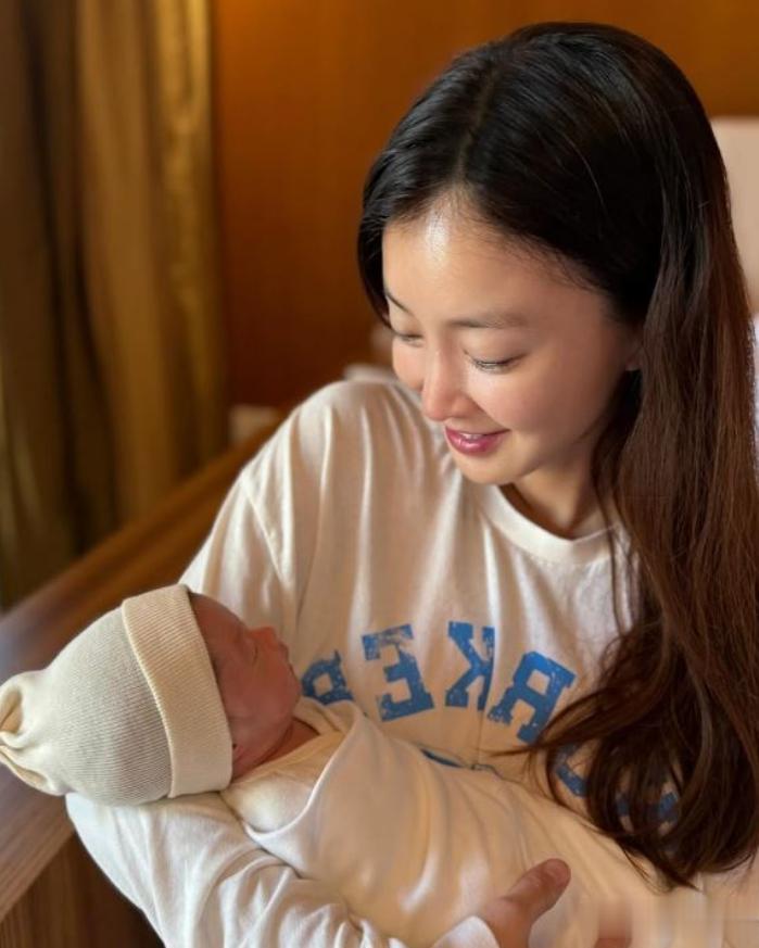 韩国女星离婚后怀孕,女儿早产没有肚脐,她崩溃称:想去捡一个