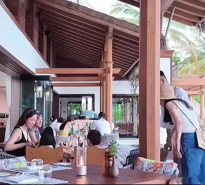 王阳夫妇马尔代夫度假，同框任重一家，高斯状态竟被孙骁骁比下去