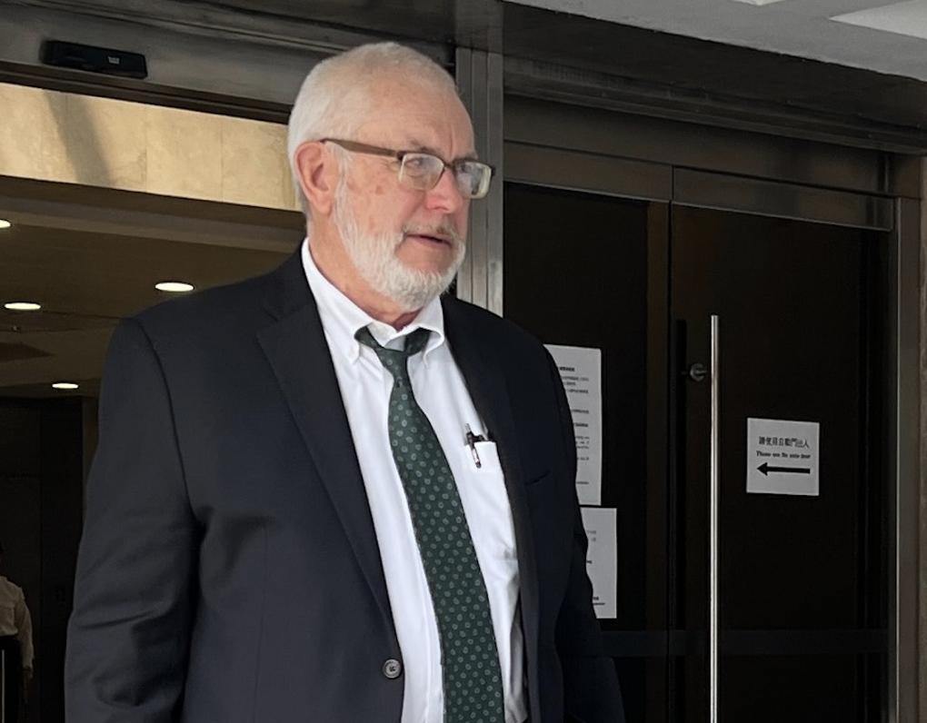 张柏芝官司审讯期结束，三度现身庭外从容庭内激动，结果来年裁定